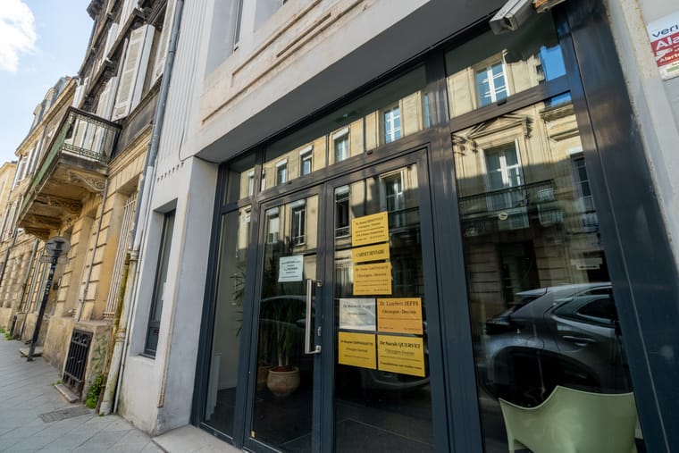 Façade du cabinet en soirée, quartier du Triangle à Bordeaux
